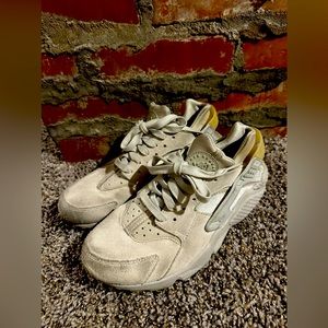 NIKE huarache athletic running shoes